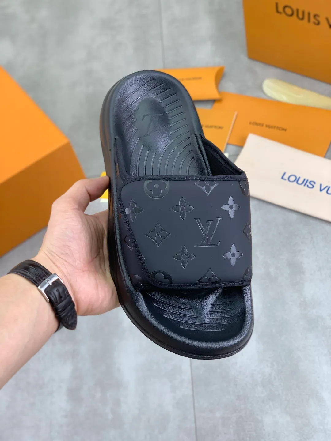 Men's shoes 💰P320💰【New style】🆘 Original quality 【LOUIS VUITTON】The popular Louis Vuitton LV men's slippers on the official website are on sale simultaneously! Original fabric imported from Italy. Original bottom provided by the original factory. Number of yards: 38-44 (customized to 45). Multiple colors to choose from. Fully packaged drawer box.
